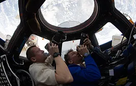 Как космонавты моют голову в космосе